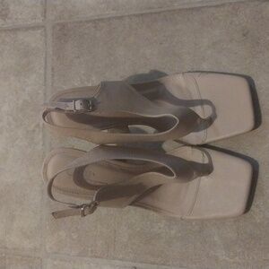 Olivia Ferragamo Between Toe Nude Heels Size 7 1/2